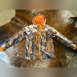 Mens size medium winter jacket. Legendary Whitetails.